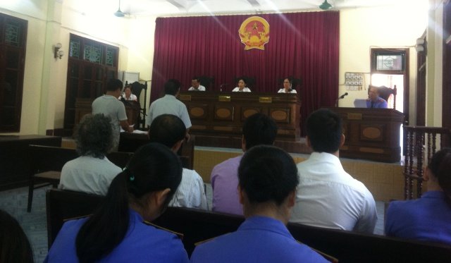 bi oan cuu giam doc doi cong an toa an boi thuong 64 ty