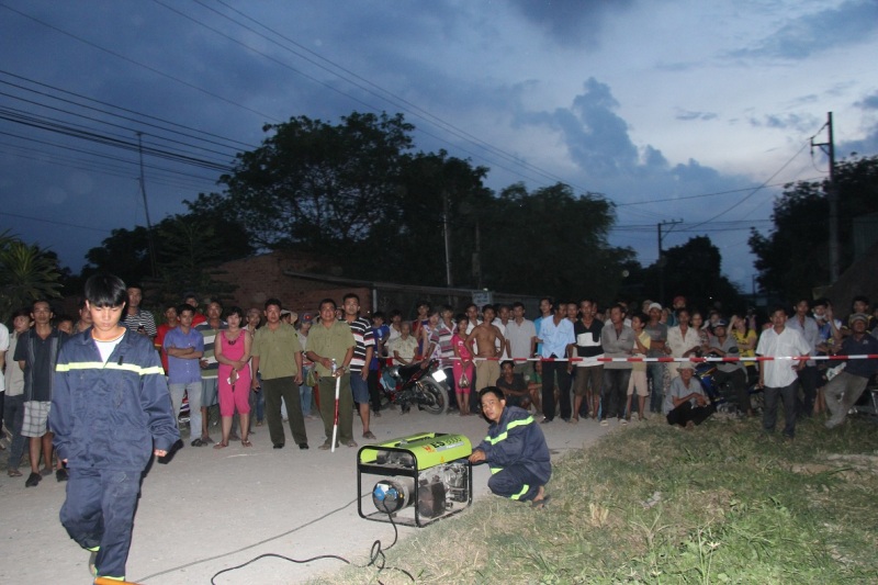 giai cuu thanh cong chau be lot xuong gieng co duong kinh chi 2 gang tay