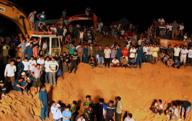 giai cuu thanh cong chau be lot xuong gieng co duong kinh chi 2 gang tay