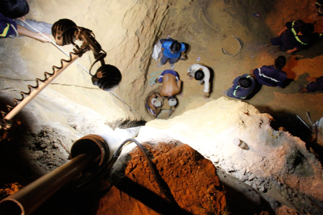 giai cuu thanh cong chau be lot xuong gieng co duong kinh chi 2 gang tay