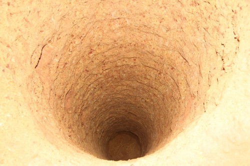 giai cuu thanh cong chau be lot xuong gieng co duong kinh chi 2 gang tay