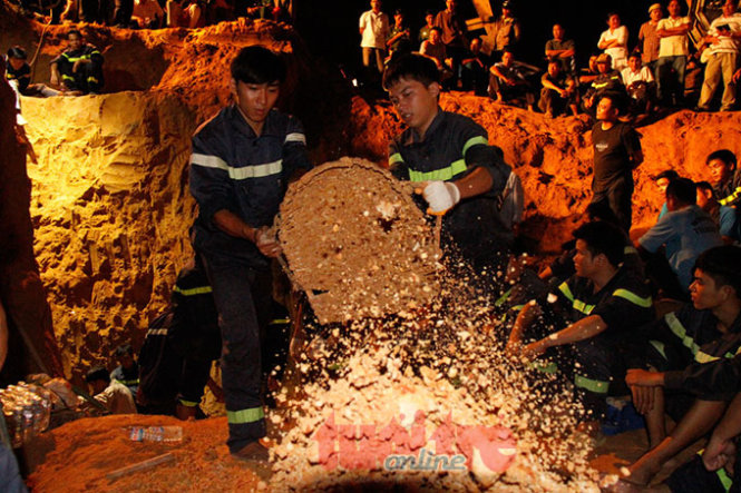 giai cuu thanh cong chau be lot xuong gieng co duong kinh chi 2 gang tay