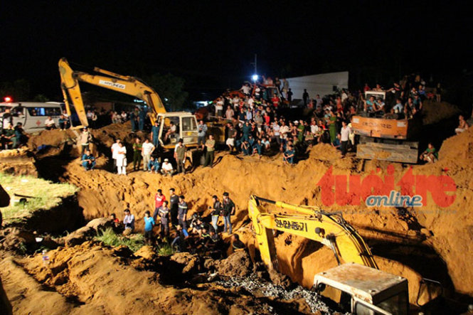 giai cuu thanh cong chau be lot xuong gieng co duong kinh chi 2 gang tay