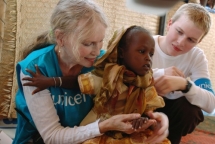 tinh mau tu vuot bien gioi cua minh tinh hollywood