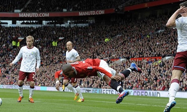 giai ngoai hang anh 2015 2016 se phat nang cau thu an va