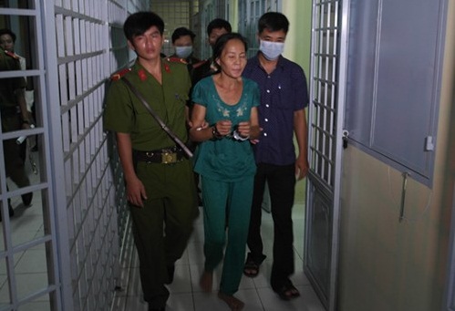 khoi to bat tam giam ke dam be trai 11 ngay tuoi