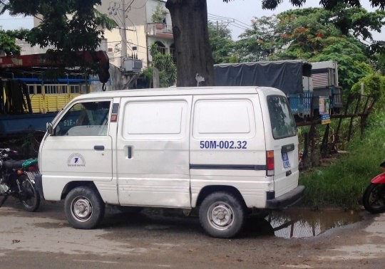 oto bien so xanh gay tai nan bo chay mac dan keu cuu
