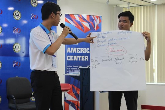 sinh vien viet tham van pho chanh toa toi cao my ve bien dong