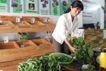 co gai nhat lam ba do cho nguoi ngheo o hue