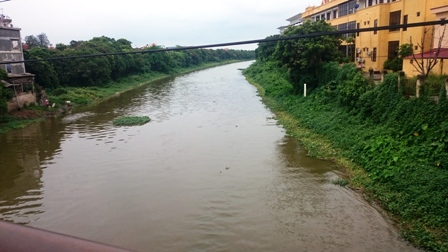 ha nam thap thom song chung voi dong song o nhiem nang