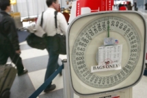 hang khong uzbekistan can hanh khach di may bay