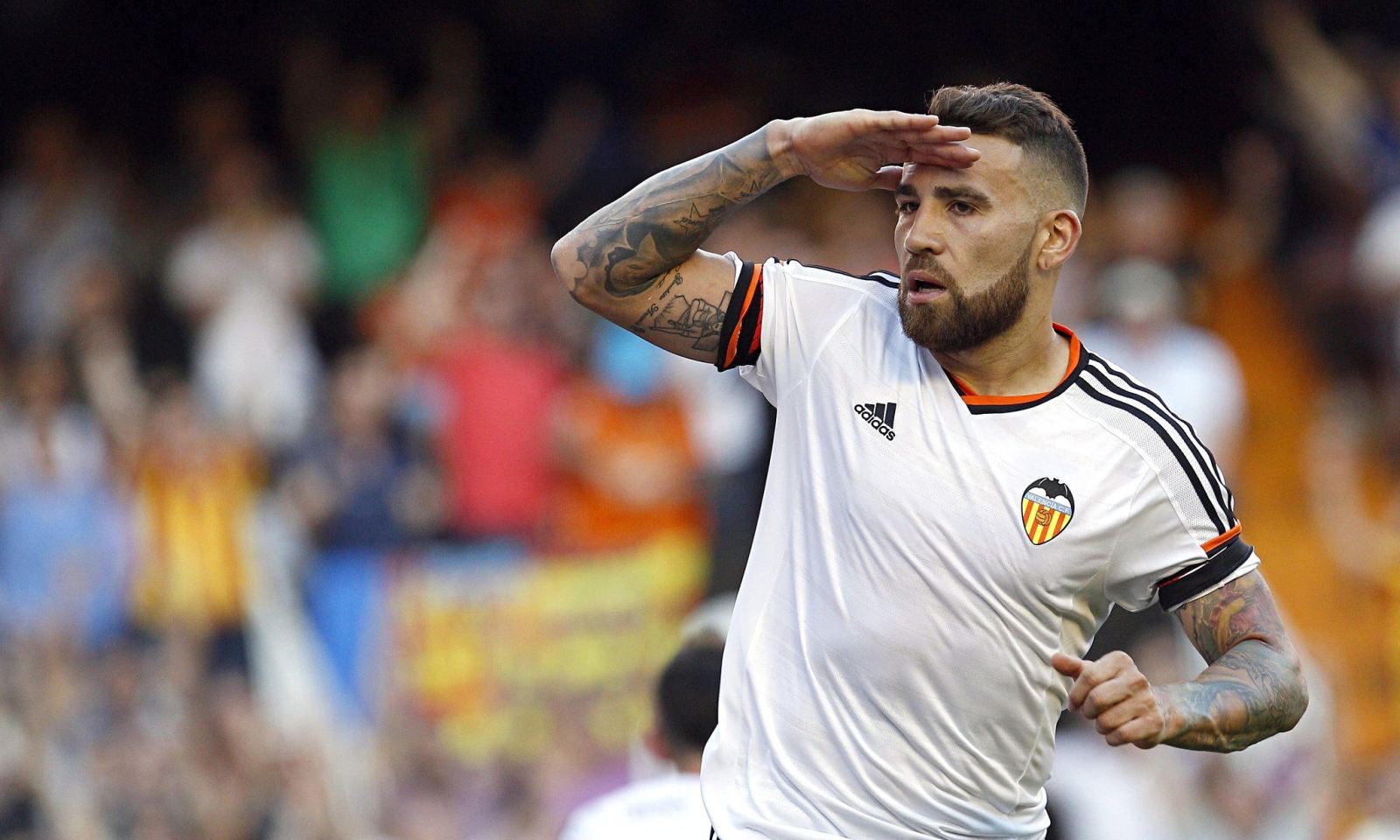 trung ve nicolas otamendi chinh thuc ky hop dong voi man city