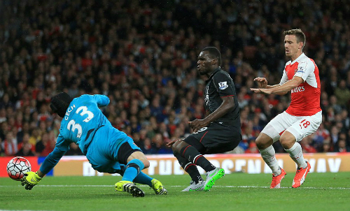 arsenal va liverpool chua thay bong dang nha vo dich