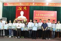 trao tang 300 thung quan ao cho hoc sinh co hoan canh kho khan tinh phu tho