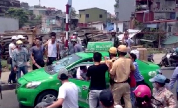 taxi mai linh huc csgt roi tau thoat nhu phim hanh dong