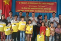 tang 3100 bo quan ao cho hoc sinh ngheo bac lieu