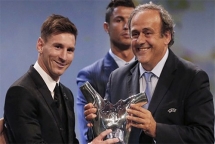 vuot qua dong doi kinh dich messi doc chiem ngai vang
