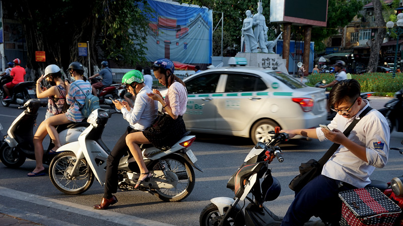 gioi tre viet me man choi pokemon go bat chap nguy hiem rinh rap