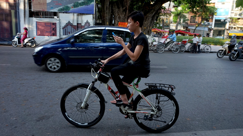 gioi tre viet me man choi pokemon go bat chap nguy hiem rinh rap