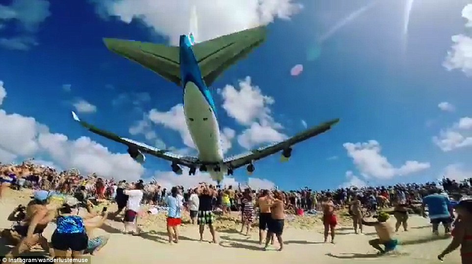 canh tuong thot tim khi chiec boeing 747 bay sat dau du khach