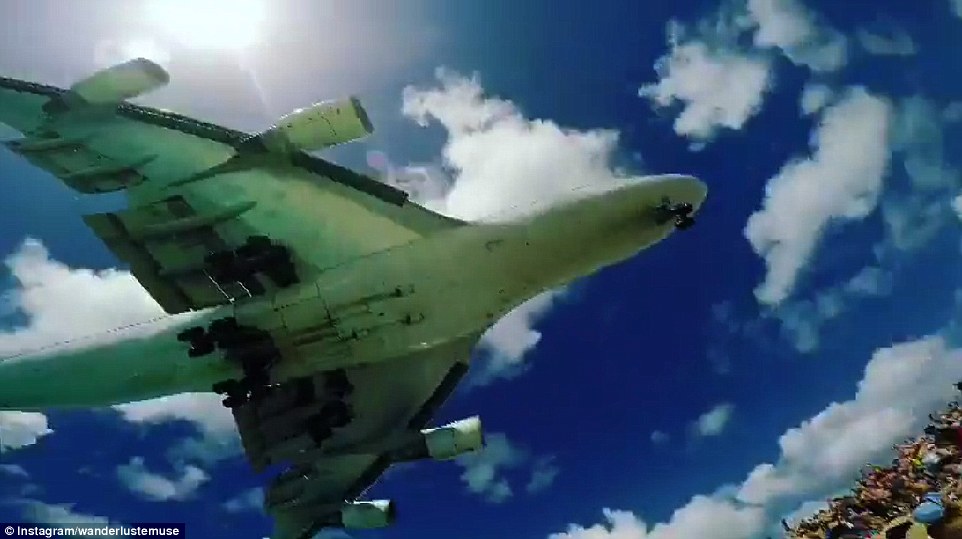 canh tuong thot tim khi chiec boeing 747 bay sat dau du khach