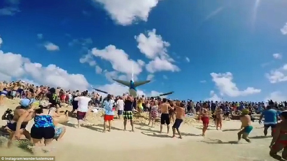 canh tuong thot tim khi chiec boeing 747 bay sat dau du khach