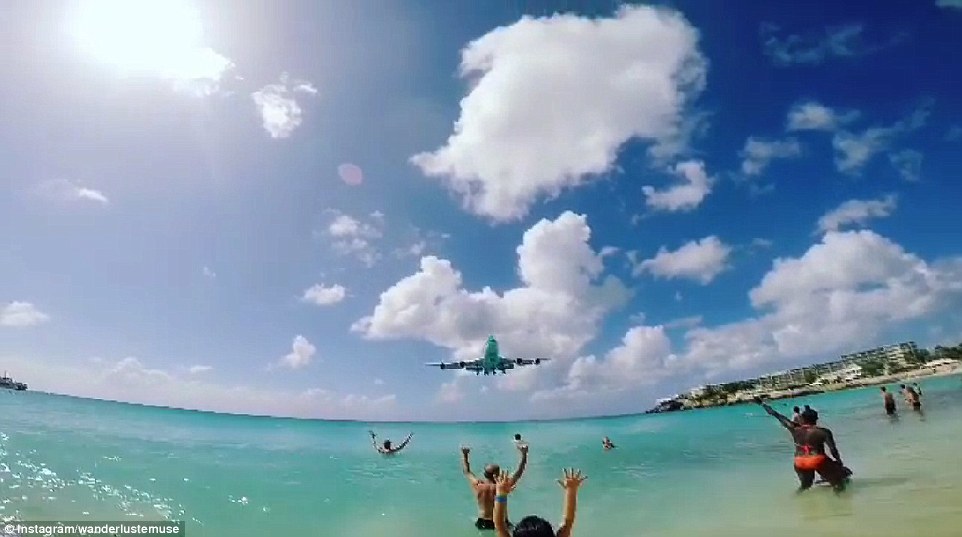 canh tuong thot tim khi chiec boeing 747 bay sat dau du khach