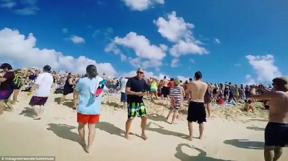 canh tuong thot tim khi chiec boeing 747 bay sat dau du khach