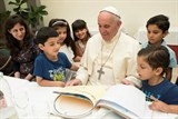 Giáo hoàng Francis mời người tị nạn tới nhà dùng bữa
