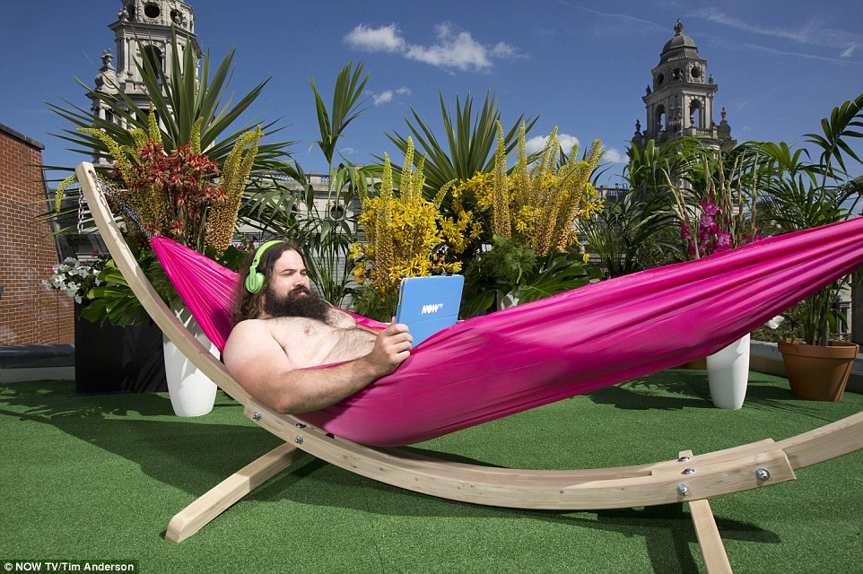 quan bar ngoai troi dau tien o anh khuyen khich du khach trut bo xiem y