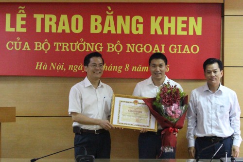 ong phan anh son nhan bang khen cua bo truong bo ngoai giao