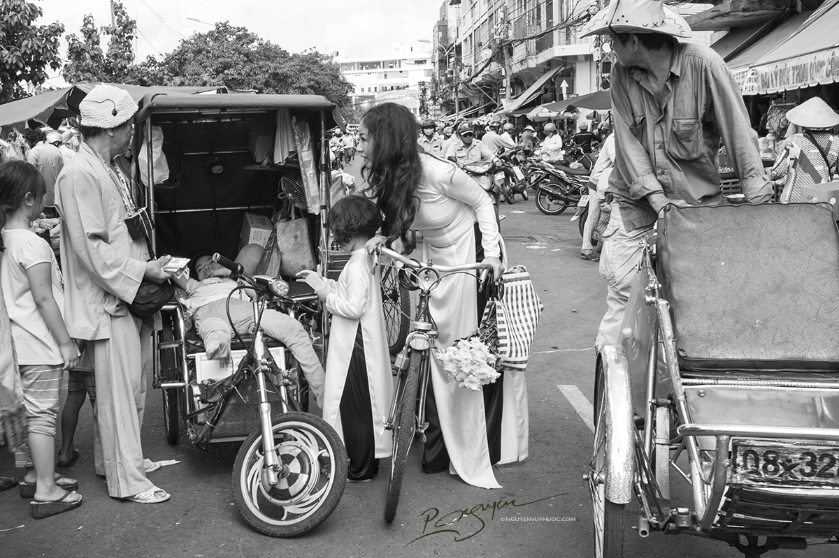 nghe si hai thuy nga cung con gai duyen dang trong ta ao dai viet nam