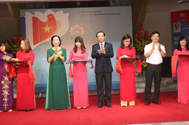 ha noi khai mac trien lam chu tich ho chi minh voi tinh huu nghi viet phap