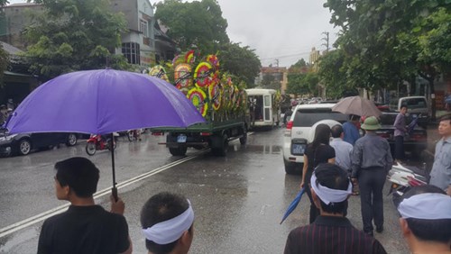 hang ngan nguoi doi mua dua tien bi thu tinh uy yen bai