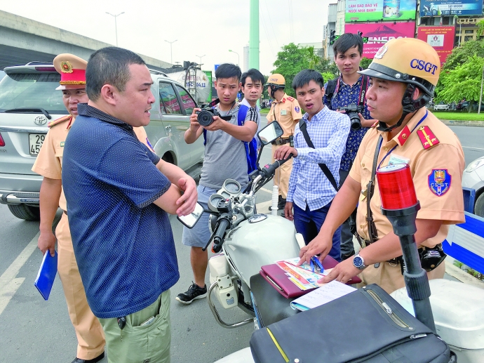 dan co quyen giam sat gi canh sat giao thong