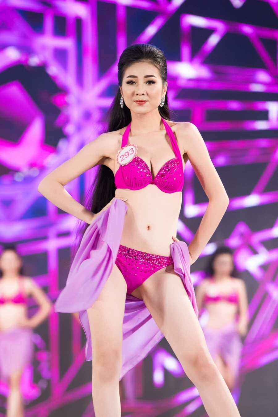 chiem nguong phan trinh dien bikini nong bong cua top 10 hhvn 2016
