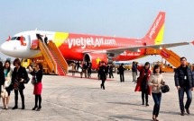 nhieu chuyen bay bi anh huong do mua to gio giat tai noi bai