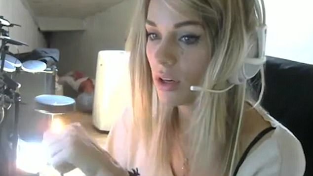 vua phat livestream choi game vua chat co gai vo y dot chay ca mai toc