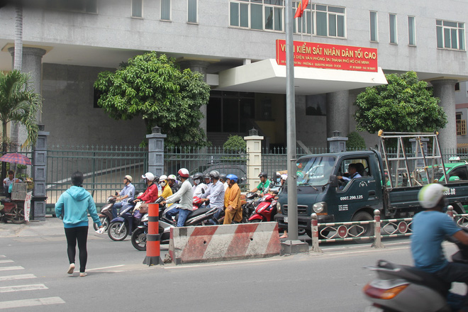 vu be gai 13 tuoi ca mau tu tu nghi xam hai me om di anh con uat uc cau cuu vks toi cao