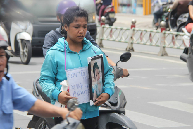 vu be gai 13 tuoi ca mau tu tu nghi xam hai me om di anh con uat uc cau cuu vks toi cao