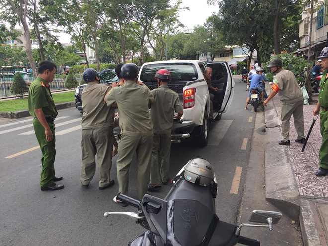 tphcm nam thanh nien cam kiem ruot duoi khach uong cafe dap pha xe sh hu hong