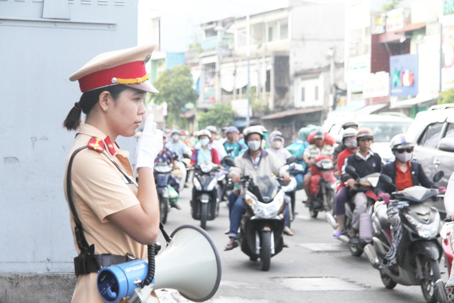csgt tuyen truyen phat loa chong un tac giao thong o sai gon