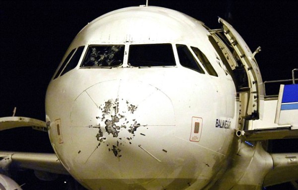 phi cong nhan huan chuong dung cam sau khi giup 121 nguoi thoat nan tren chuyen bay dinh menh