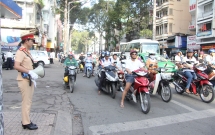csgt tuyen truyen phat loa chong un tac giao thong o sai gon