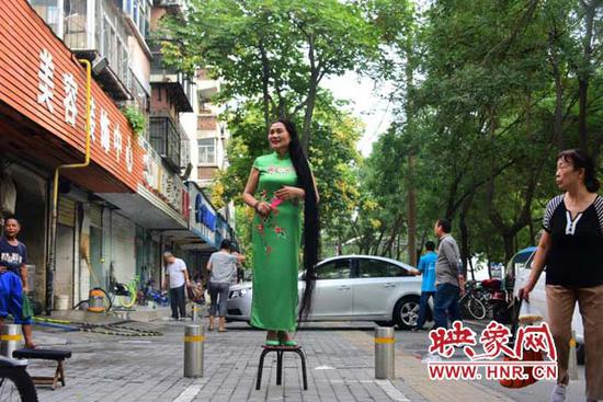 25 nam khong cat toc nguoi phu nu nuoi mai toc ky luc dai 2m