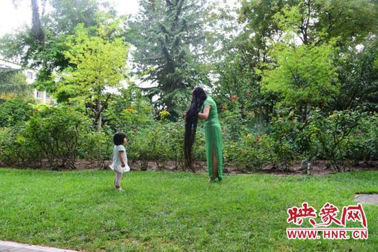 25 nam khong cat toc nguoi phu nu nuoi mai toc ky luc dai 2m