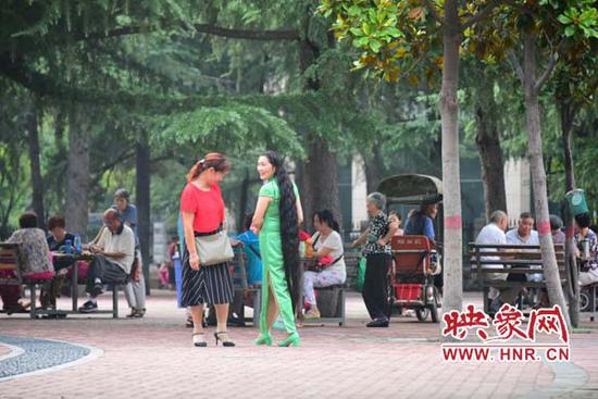 25 nam khong cat toc nguoi phu nu nuoi mai toc ky luc dai 2m