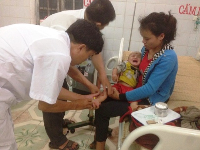 nghe an me mai thai mang rung be 9 thang tuoi ngo doc cap cuu