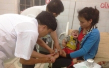 nghe an me mai thai mang rung be 9 thang tuoi ngo doc cap cuu