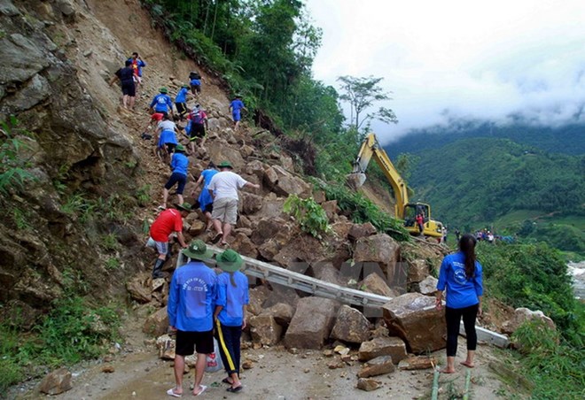 nhieu noi tai dien bien va lai chau bi sat lo co lap do mua lon